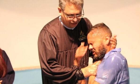 Motorista de ônibus interrompe trajeto e entra em igreja para se batizar motorista-de-onibus-interrompe-trajeto-e-entra-em-igreja-para-se-batizar